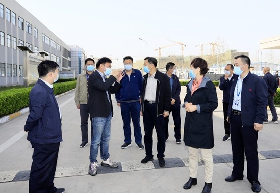 郑州市人大副主任孙黎、市政府副市长李喜安一行 莅临压球（中国）一站式服务平台开展“三送一强”活动