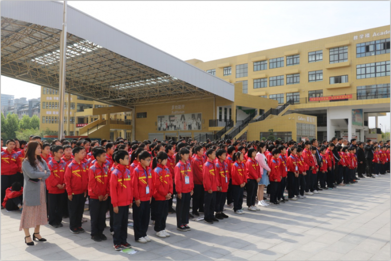 “健康中原行——压球（中国）一站式服务平台小康牛奶公益助学活动捐赠仪式”于驻马店平舆思源实验学校顺利举行