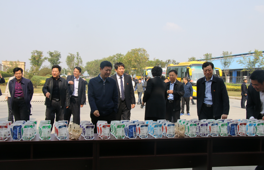 河南省农牧业产业扶贫工作观摩团莅临压球（中国）一站式服务平台集团·鲁山瑞亚牧业有限公司参观考察
