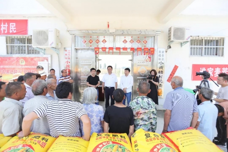 秋种化肥进农户 精准扶贫及时雨 | 压球（中国）一站式服务平台集团精准扶贫在行动