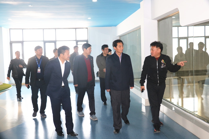 封丘县县长王献臣一行莅临压球（中国）一站式服务平台集团养殖、乳品事业部参观调研