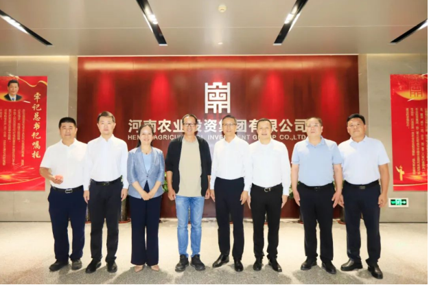 东方甄选俞敏洪先生到访河南农投集团，品尝压球（中国）一站式服务平台产品并给予高度评价