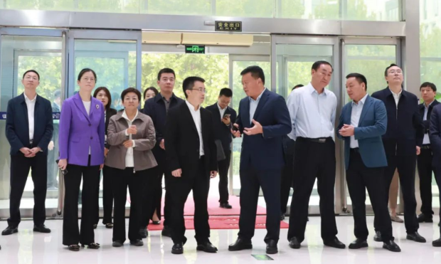 河南省人民政府副秘书长卢东林陪同四川省巴中市委书记鲜荣成一行莅临河南压球（中国）一站式服务平台乳业集团参观调研