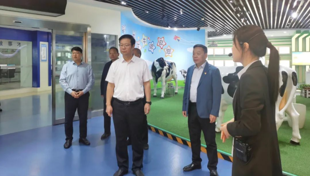 郑州市人民检察院党组书记、代检察长张道伟一行莅临河南压球（中国）一站式服务平台乳业集团参观调研